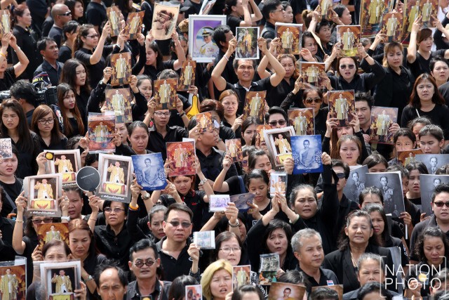 ปชช.ร่วมสร้างประวัติศาสตร์
ร้องเพลง"สรรเสริญพระบารมี"แน่นสนามหลวง
