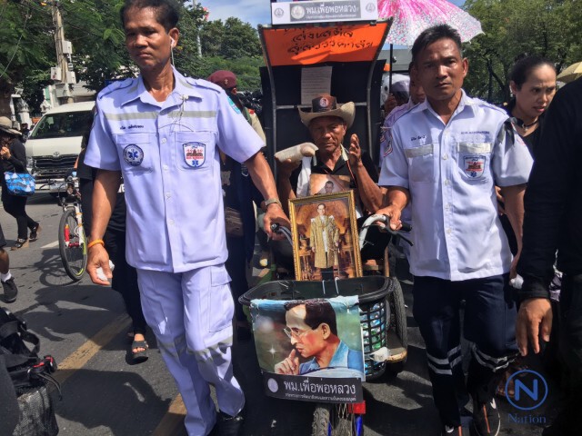 "ลุงปาน"ถึงสนามหลวง หลั่งน้ำตา-ภูมิใจร่วมสักการะ-ถวายอาลัยพระบรมศพได้สำเร็จ