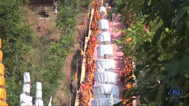 ชาวสหัสขันธ์ตักบาตรภูเขา
ถวายความอาลัยในหลวงร.9