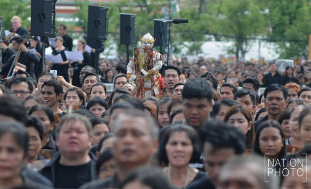 ภาพครั้งประวัติศาสตร์! พสกนิกรเรือนแสนร่วมร้องเพลง"สรรเสริญพระบารมี"