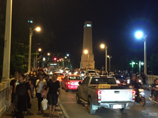 สะพานพระปิ่นเกล้า การจราจรอัมพาต ปชช.แน่นเต็มพื้นที่