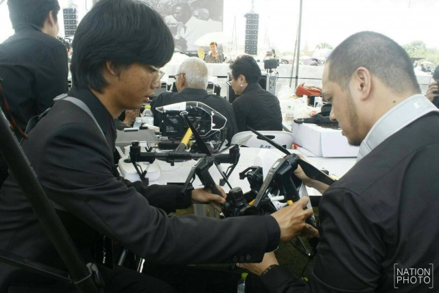 "ท่านมุ้ย" นำทีมเตรียมความพร้อม ถ่ายทำภาพยนตร์สารคดีเพลง "สรรเสริญพระบารมี"