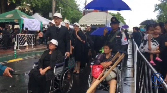 ปชช.แน่นสนามหลวงตั้งแต่เช้าต่อแถวสักการะพระบรมศพยาว1กม. คิวแรกนอนรอ2ทุ่ม ไม่หวั่นแม้ฝนโปรย