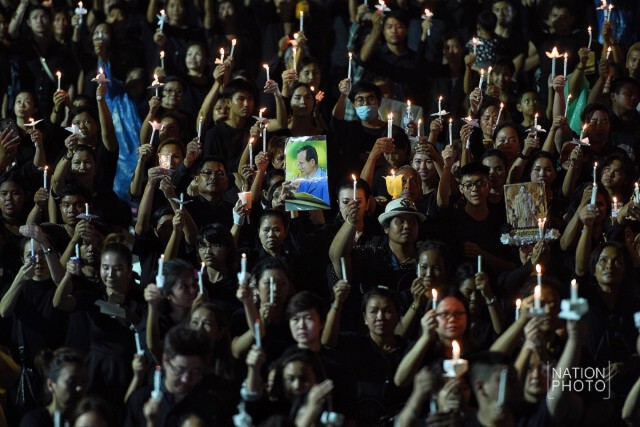ภาพประวัติศาสตร์! ปชช.ร่วมจุดเทียน ร้องเพลง"สรรเสริญพระบารมี"