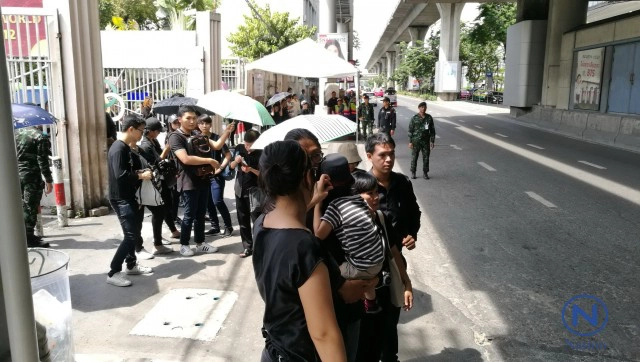 ระดมรถตู้ตำรวจส่งปชช.จากสนามศุภฯไปยังสนามหลวงร่วมแสดงความอาลัย