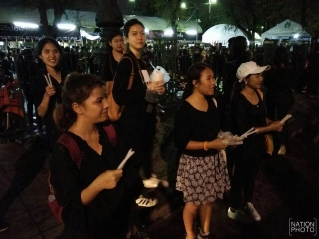 สุดประทับใจ! ภาพชุดที่4 ประชาชนร่วมจุดเทียน ร้องเพลง"สรรเสริญพระบารมี" กึกก้องสนามหลวง