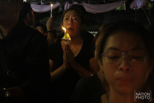 สุดประทับใจ! ภาพชุดที่1 ประชาชนร่วมจุดเทียน ร้องเพลง"สรรเสริญพระบารมี" กึกก้องสนามหลวง