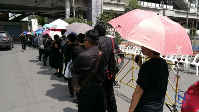 ระดมรถตู้ตำรวจส่งปชช.จากสนามศุภฯไปยังสนามหลวงร่วมแสดงความอาลัย