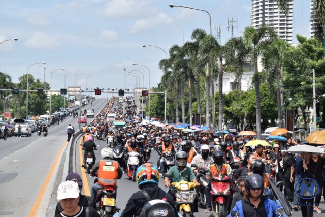 ปชช.หลั่งไหลเดินเท้าข้ามสะพานปิ่นเกล้ามุ่งหน้าสนามหลวงร่วมแสดงความอาลัย