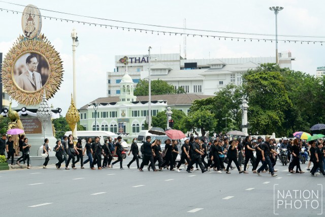 ปชช.หลั่งไหลสู่สนามหลวง
ร่วมร้องเพลง"สรรเสริญพระบารมี"