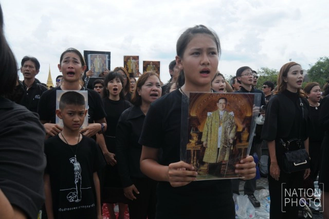 ภาพครั้งประวัติศาสตร์! พสกนิกรเรือนแสนร่วมร้องเพลง"สรรเสริญพระบารมี"