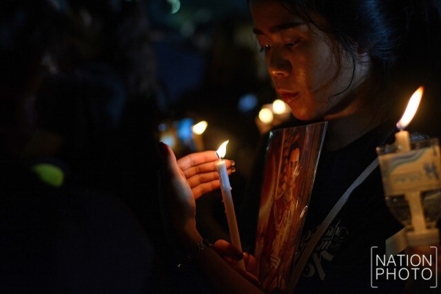 สุดประทับใจ! ภาพชุดที่3 ประชาชนร่วมจุดเทียน ร้องเพลง"สรรเสริญพระบารมี" กึกก้องสนามหลวง