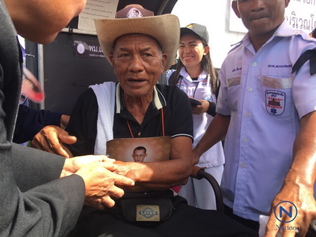 "ลุงปาน"ถึงสนามหลวง หลั่งน้ำตา-ภูมิใจร่วมสักการะ-ถวายอาลัยพระบรมศพได้สำเร็จ