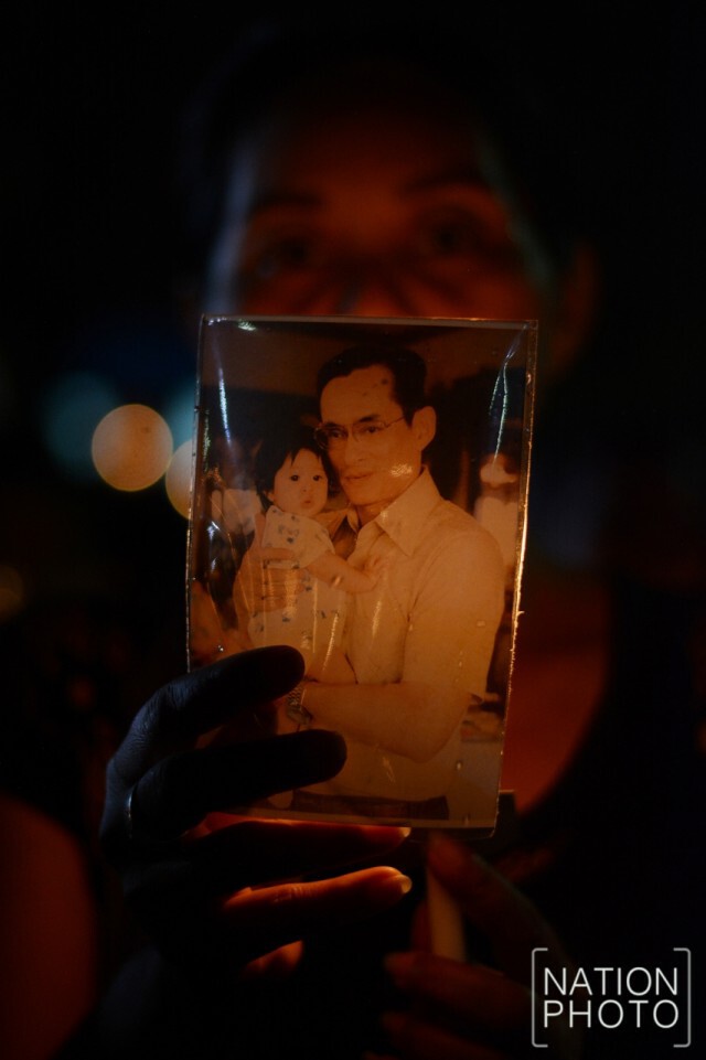 สุดประทับใจ! ภาพชุดที่3 ประชาชนร่วมจุดเทียน ร้องเพลง"สรรเสริญพระบารมี" กึกก้องสนามหลวง