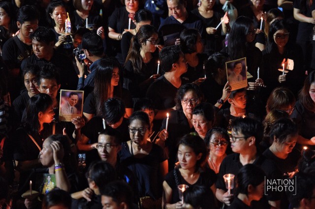 ภาพประวัติศาสตร์! ปชช.ร่วมจุดเทียน ร้องเพลง"สรรเสริญพระบารมี"