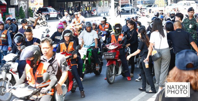 บริการมอเตอร์ไซด์จิตอาสา รับ-ส่ง บริเวณสี่แยกอรุณอัมรินทร์ไปสนามหลวง