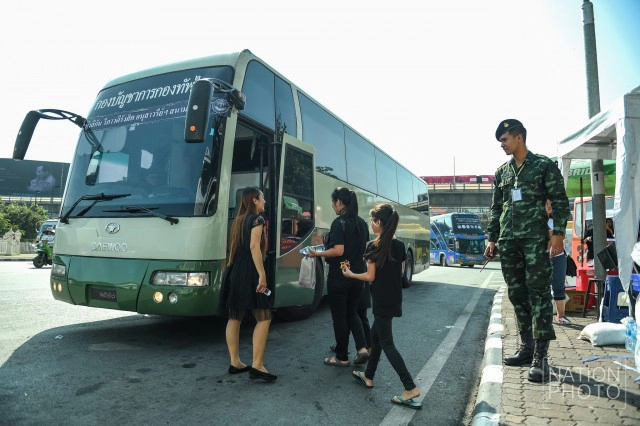 กองบัญชาการกองทัพไทย จัดรถรับ-ส่ง ให้ประชาชนที่เดินทางร่วมลงนามแสดงความอาลัย