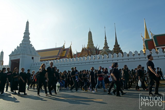 ประชาชนรอเข้าร่วมแสดงความอาลัย ที่ท้องสนามหลวง