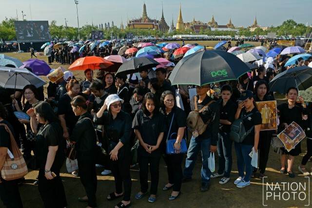 ประชาชนรอเข้าร่วมแสดงความอาลัย ที่ท้องสนามหลวง