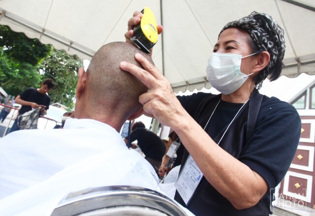 ศิษย์เก่าศูนย์ฝึกอาชีพสวนลุม ร่วมเป็นจิตอาสาตัดผมฟรี ถวายเป็นพระราชกุศลแด่ในหลวง ร.๙