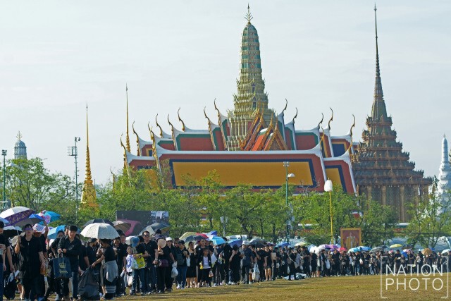 ประชาชนรอเข้าร่วมแสดงความอาลัย ที่ท้องสนามหลวง