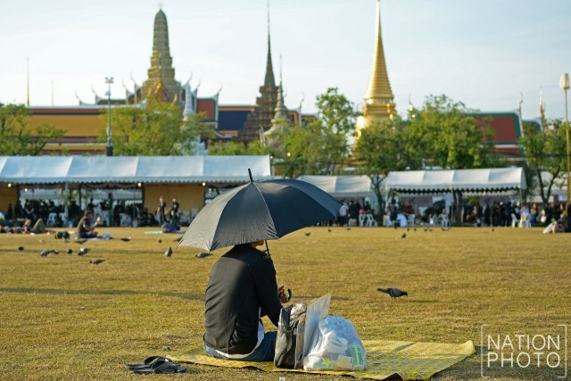 ประชาชนรอเข้าร่วมแสดงความอาลัย ที่ท้องสนามหลวง