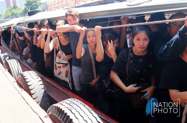 บรรยากาศที่ท่าเทียบเรือประตูน้ำ