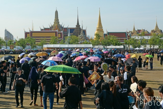 ประชาชนรอเข้าร่วมแสดงความอาลัย ที่ท้องสนามหลวง