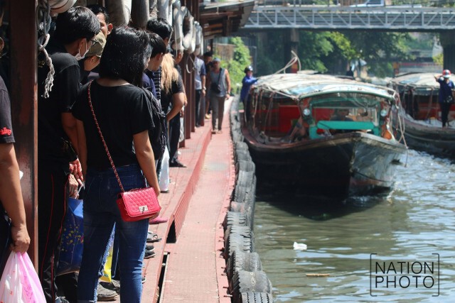บรรยากาศที่ท่าเทียบเรือประตูน้ำ