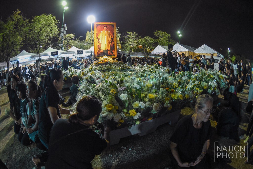 พสกนิกรเดินทางมาร่วมฟังสวดพระอภิธรรมพระบรมศพ ที่ สะพานผ่านพิภพลีลา พสกนิกรเดินทางมาร่วมฟังสวดพระอภิธรรมพระบรมศพ ที่ สะพานผ่านพิภพลีลา