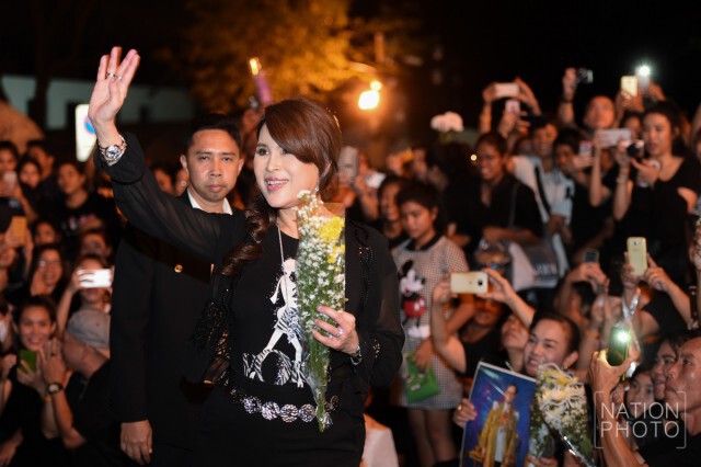 ทูลกระหม่อมหญิงอุบลรัตนฯ  เสด็จเป็นการส่วนพระองค์ทรงเยี่ยมเยียนประชาชนที่มาสักการะพระบรมศพ