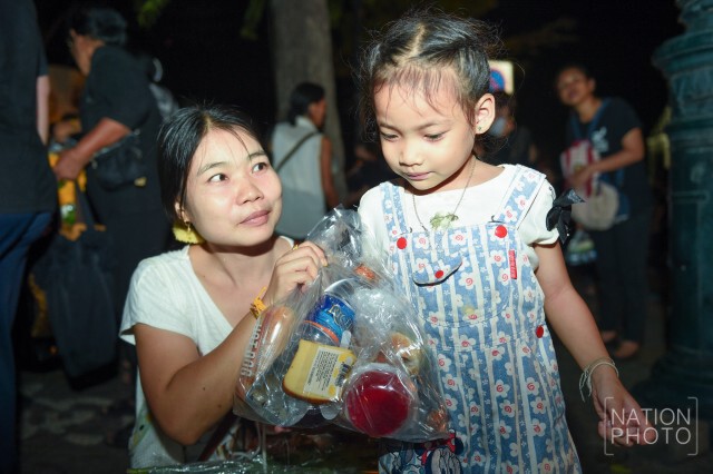ทูลกระหม่อมหญิงอุบลรัตนฯ  เสด็จเป็นการส่วนพระองค์ทรงเยี่ยมเยียนประชาชนที่มาสักการะพระบรมศพ