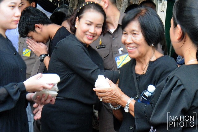 พระองค์โสม ทรงทอดไก่ประทานให้ประชาชน