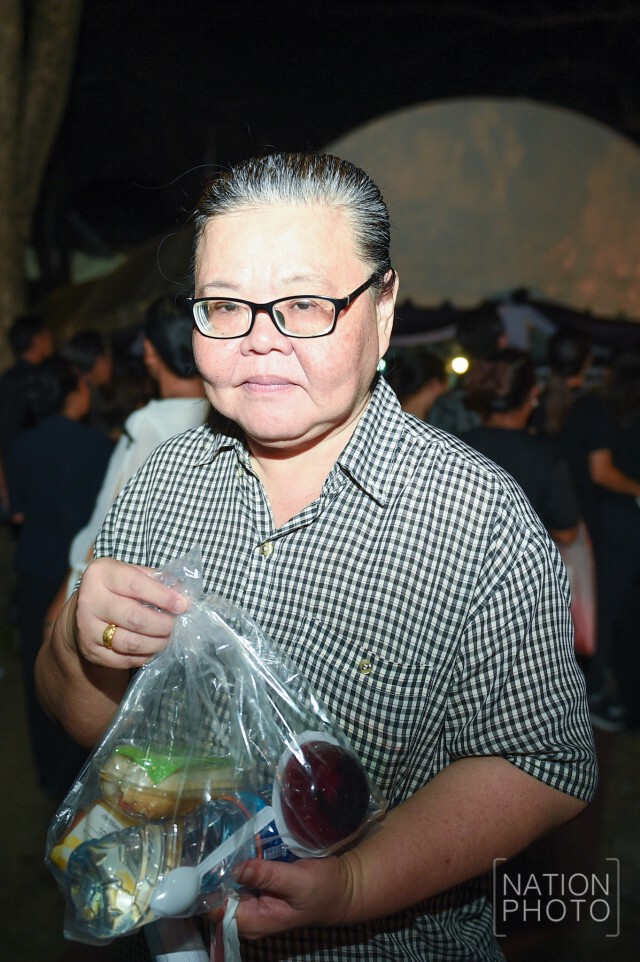 ทูลกระหม่อมหญิงอุบลรัตนฯ  เสด็จเป็นการส่วนพระองค์ทรงเยี่ยมเยียนประชาชนที่มาสักการะพระบรมศพ