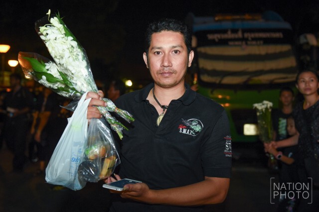 ทูลกระหม่อมหญิงอุบลรัตนฯ  เสด็จเป็นการส่วนพระองค์ทรงเยี่ยมเยียนประชาชนที่มาสักการะพระบรมศพ