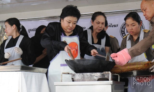 พระองค์โสม ทรงทอดไก่ประทานให้ประชาชน