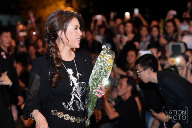 ทูลกระหม่อมหญิงอุบลรัตนฯ  เสด็จเป็นการส่วนพระองค์ทรงเยี่ยมเยียนประชาชนที่มาสักการะพระบรมศพ