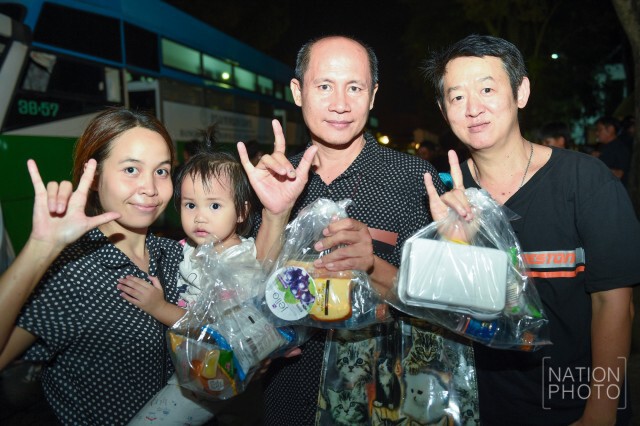 ทูลกระหม่อมหญิงอุบลรัตนฯ  เสด็จเป็นการส่วนพระองค์ทรงเยี่ยมเยียนประชาชนที่มาสักการะพระบรมศพ