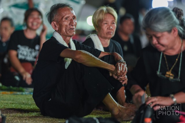 พสกนิกรเดินทางมาร่วมฟังสวดพระอภิธรรมพระบรมศพ ที่ สะพานผ่านพิภพลีลา