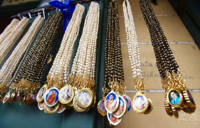 ประชาชนเลือกซื้อสร้อยคอ ที่มีพระบรมฉายาลักษณ์ในหลวง ร.๙