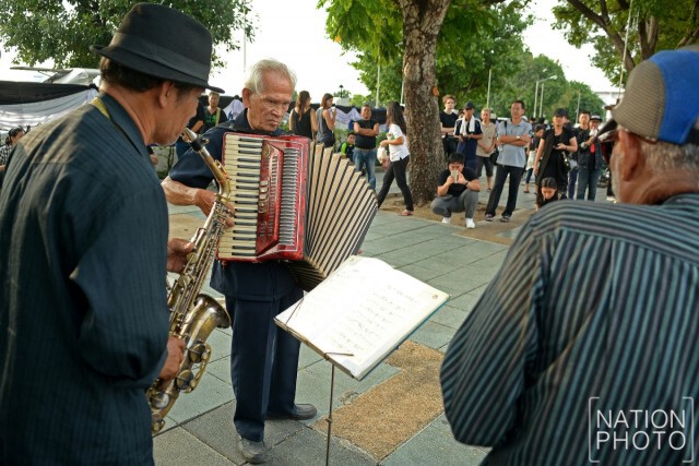 วงสนามหลวง แจ๊สร็อค บรรเลงเพลงพระราชนิพนธ์