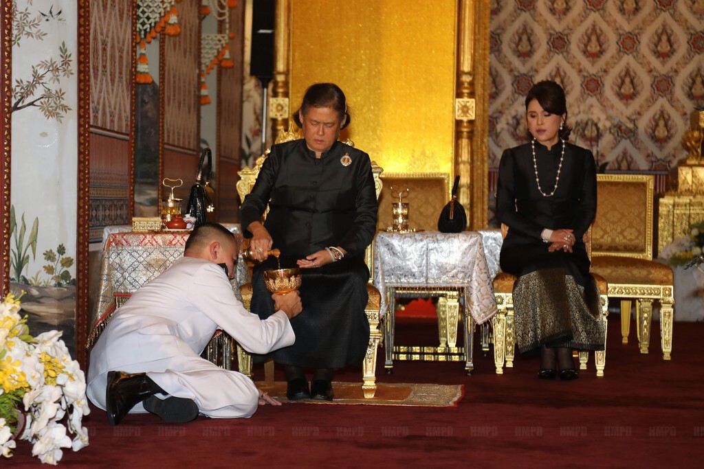 สมเด็จพระเทพฯ-ทูลกระหม่อมหญิงฯ เสด็จพระพิธีธรรมสวดพระอภิธรรมพระบรมศพ สมเด็จพระเทพฯ-ทูลกระหม่อมหญิงฯ เสด็จพระพิธีธรรมสวดพระอภิธรรมพระบรมศพ