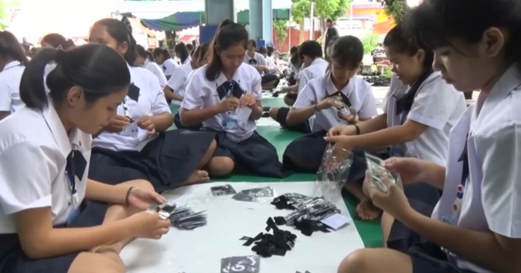 นศ.อาชีวะอุตรดิตถ์ ทำริบบิ้นดำ 9,999 ชิ้น แจกประชาชน นศ.อาชีวะอุตรดิตถ์ ทำริบบิ้นดำ 9,999 ชิ้น แจกประชาชน