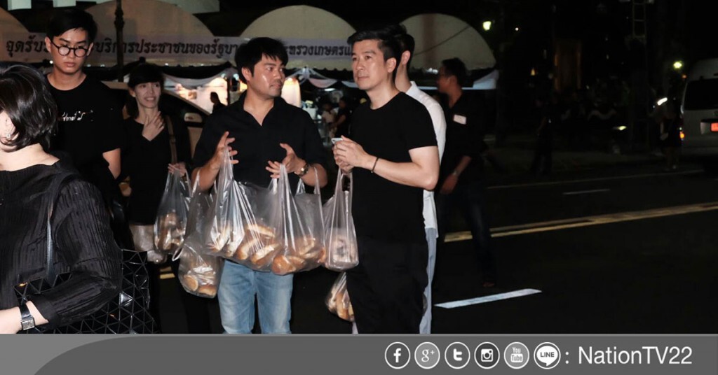 "พล ตัณฑเสถียร"แจกขนมปชช.มาร่วมแสดงความอาลัย "พล ตัณฑเสถียร"แจกขนมปชช.มาร่วมแสดงความอาลัย