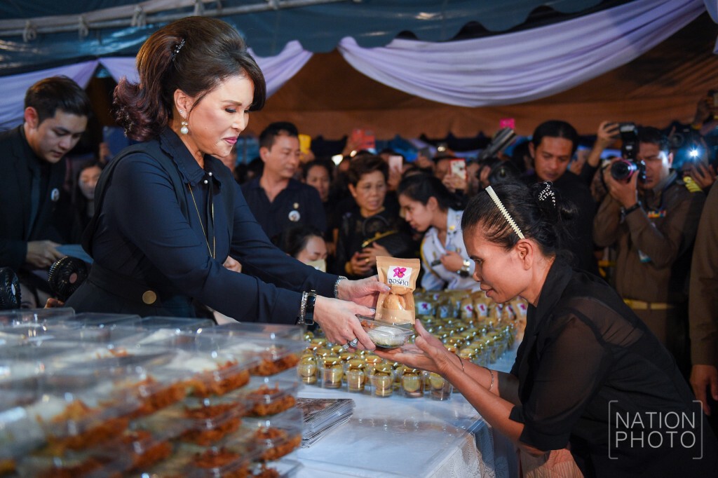 ทูลกระหม่อมหญิงอุบลรัตนฯ พระราชทานข้าวกล่อง-อาหารว่าง แก่ ปชช. ทูลกระหม่อมหญิงอุบลรัตนฯ พระราชทานข้าวกล่อง-อาหารว่าง แก่ ปชช.