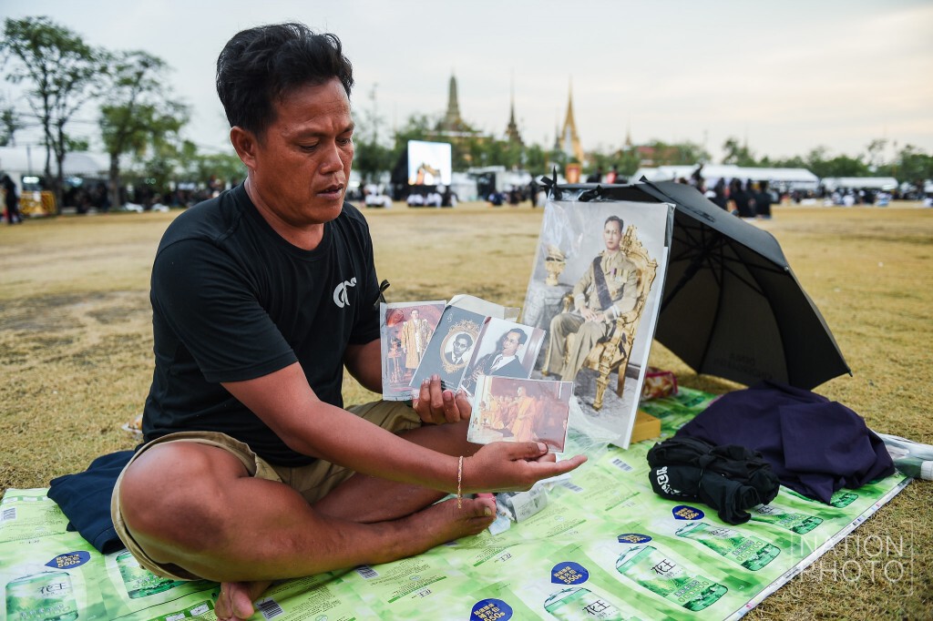 หนุ่มเมืองหนองคาย ปักหลักกินนอนสนามหลวง
ตั้งใจอยู่สักการะพระบรมศพให้ครบ 100 วัน หนุ่มเมืองหนองคาย ปักหลักกินนอนสนามหลวง
ตั้งใจอยู่สักการะพระบรมศพให้ครบ 100 วัน