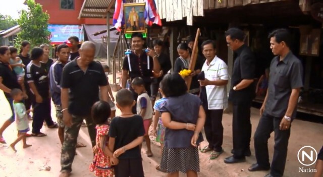 หนุ่มศรีสะเกษ เดินเท้าเป่าแคน เพื่อร่วมแสดงความอาลัย