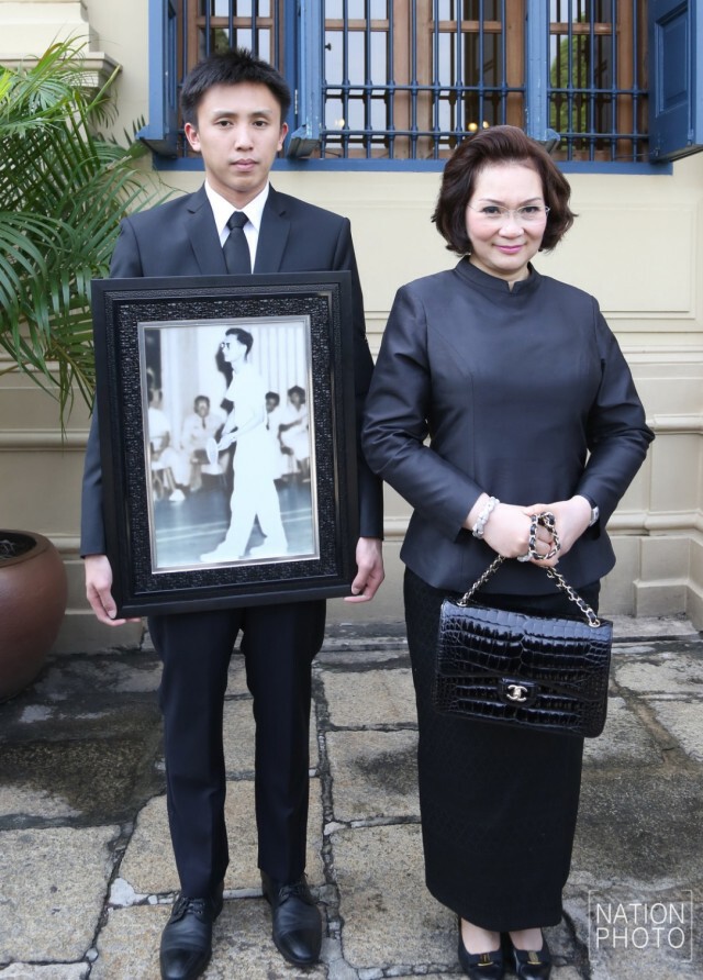 "สอง" เข้าลงนามแสดงความอาลัย ที่ศาลาสหทัยสมาคม พระบรมมหาราชวัง