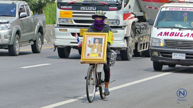 หญิงชราชาวชัยนาท ปั่นจักรยานมุ่งหน้าสนามหลวง
ถวายอาลัยพระบรมศพ