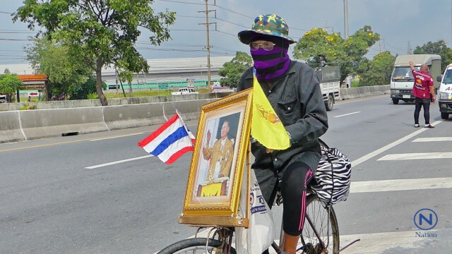 หญิงชราชาวชัยนาท ปั่นจักรยานมุ่งหน้าสนามหลวง
ถวายอาลัยพระบรมศพ